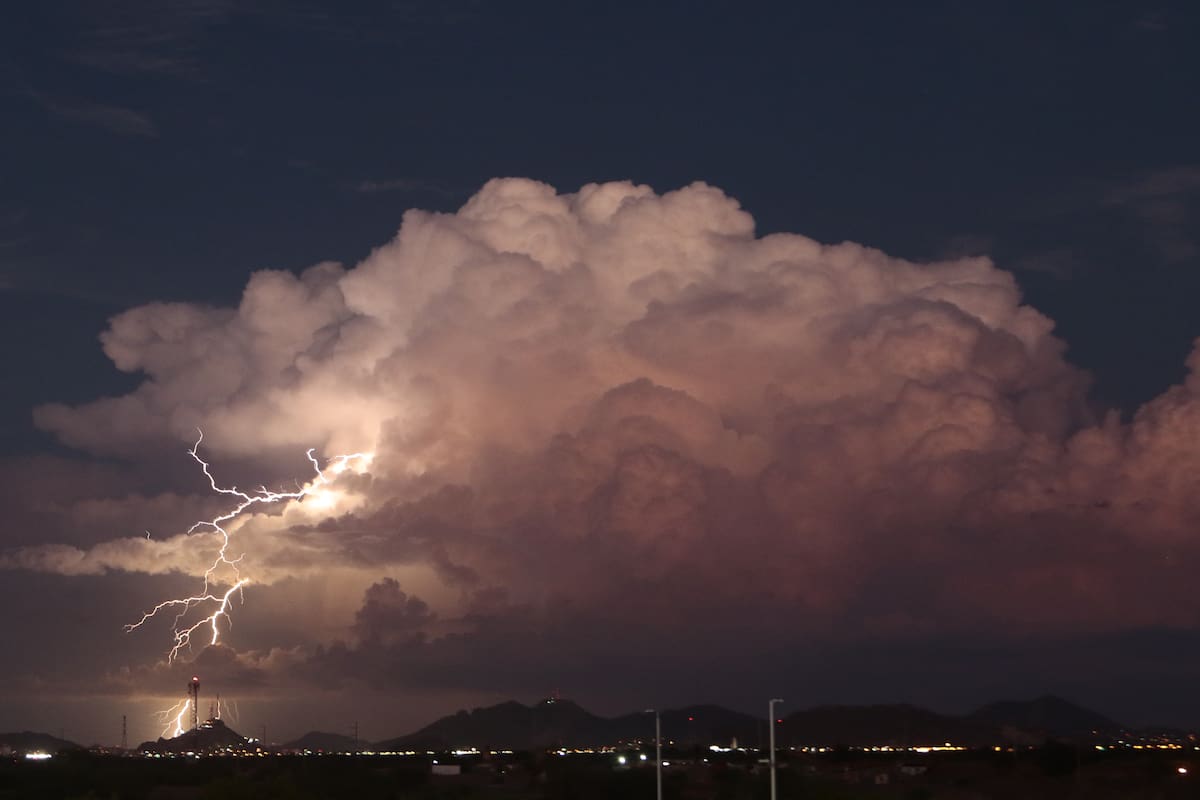 Tormentas avanzan por el noroeste de Sonora y dejarán lluvias en varios municipios durante las próximas horas; se espera granizo y fuertes rachas de viento