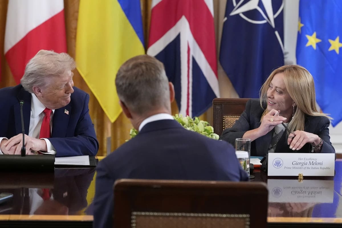 El presidente Donald Trump (izquierda) y la primera ministra italiana, Giorgia Meloni, se reúnen con el presidente ucraniano, Volodímir Zelenski, en la Sala Este de la Casa Blanca, el lunes 18 de agosto de 2025, en Washington. | Crédito: AP/Alex Brandon
