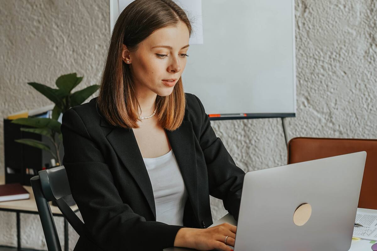Este hábito laboral te podría estar envejeciendo más rápido, según expertos