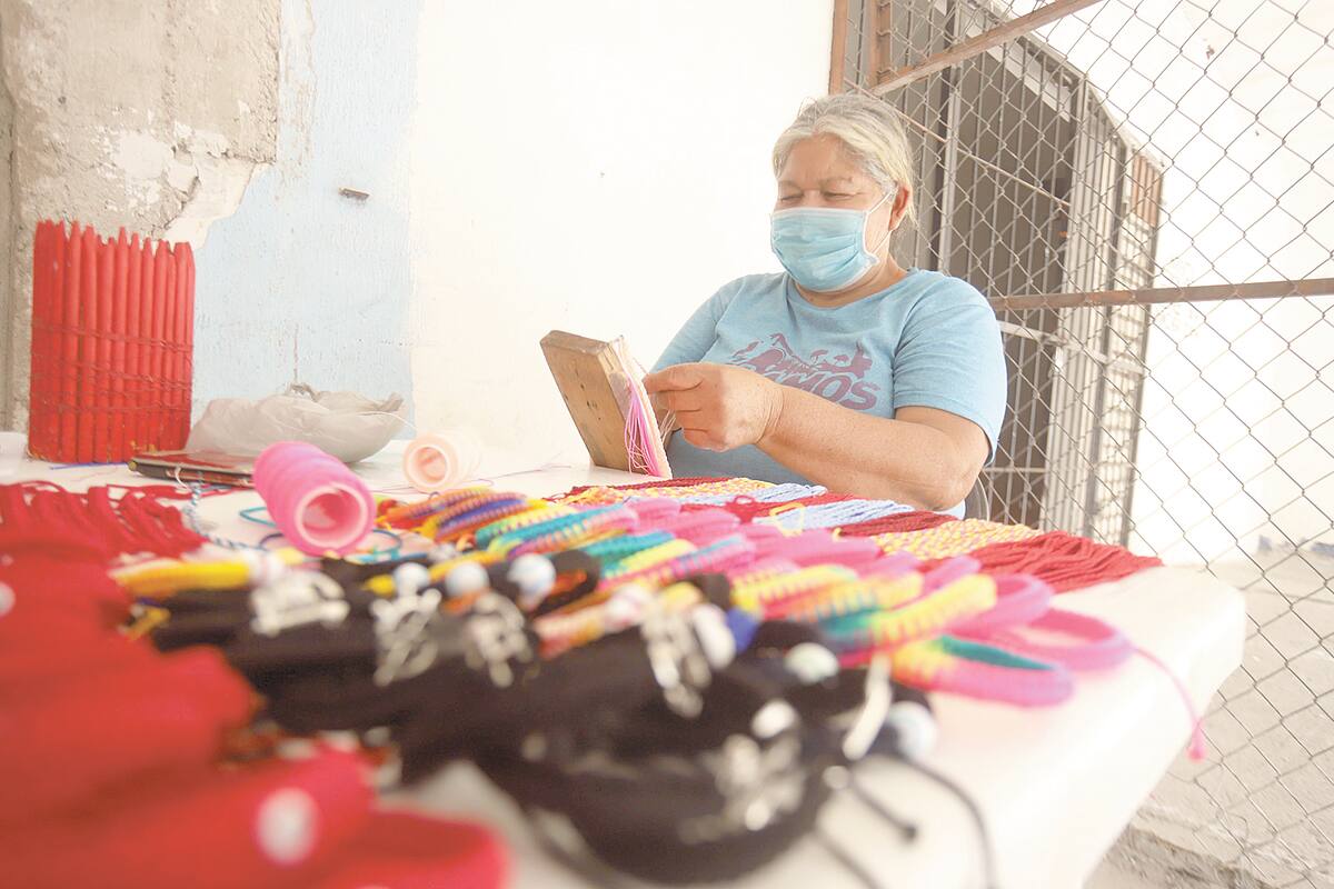 Vende pulseras para sacar adelante a su esposo