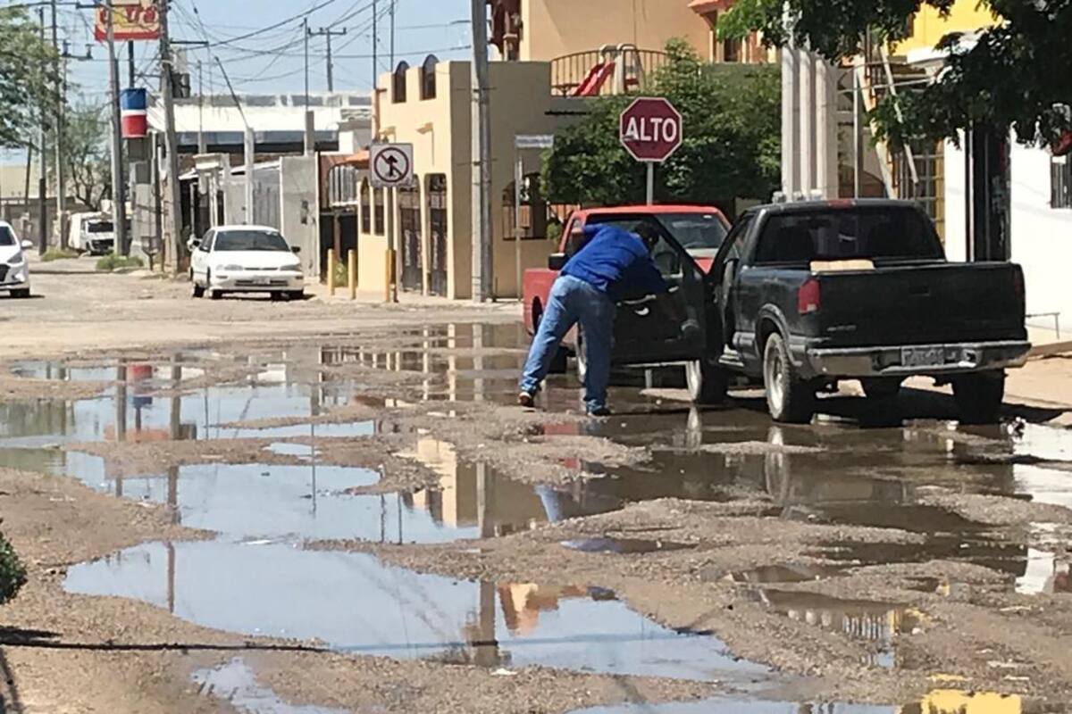 Fuga de drenaje tiene "mareados" a vecinos en Los Ángeles
