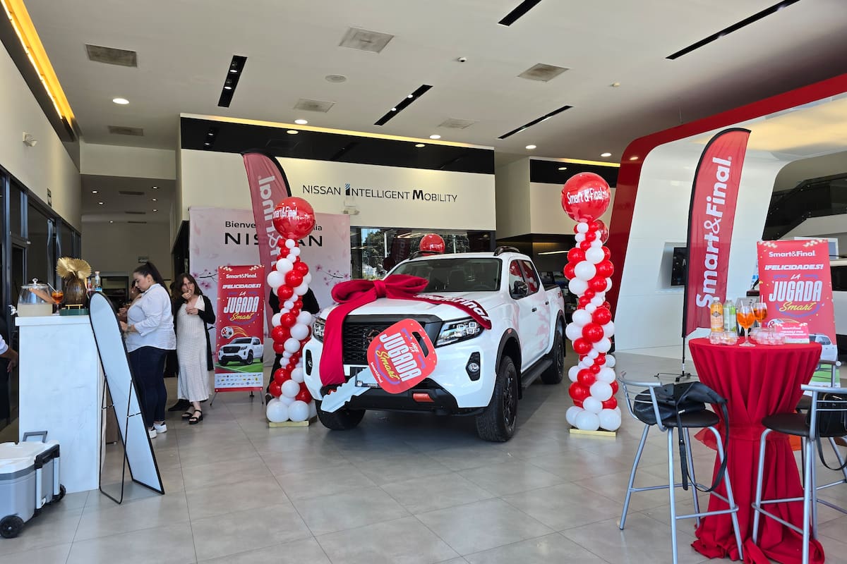 Smart & Final celebra a la ganadora de La Jugada Smart con la entrega de una Nissan Frontier