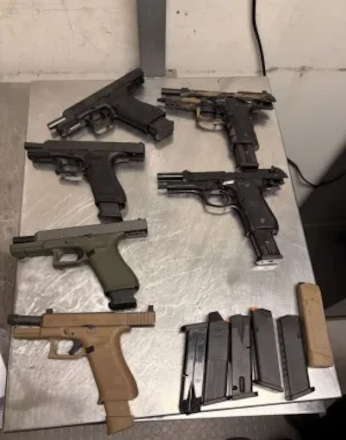 El CBP confiscó las armas, los cargadores, la munición y el vehículo mientras que la conductora fue arrestada y enfrenta cargos federales. │Foto: Cortesía