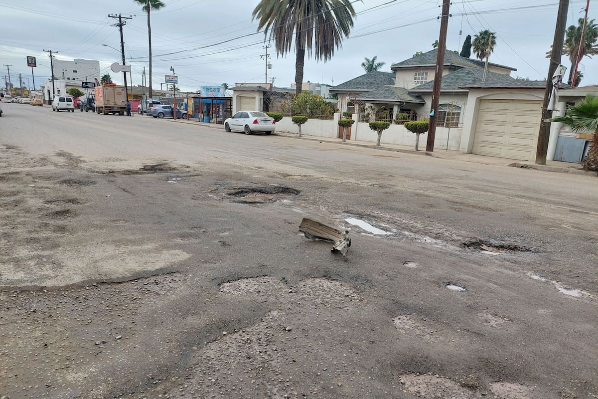 Los baches se multiplican tras las lluvias en Ensenada