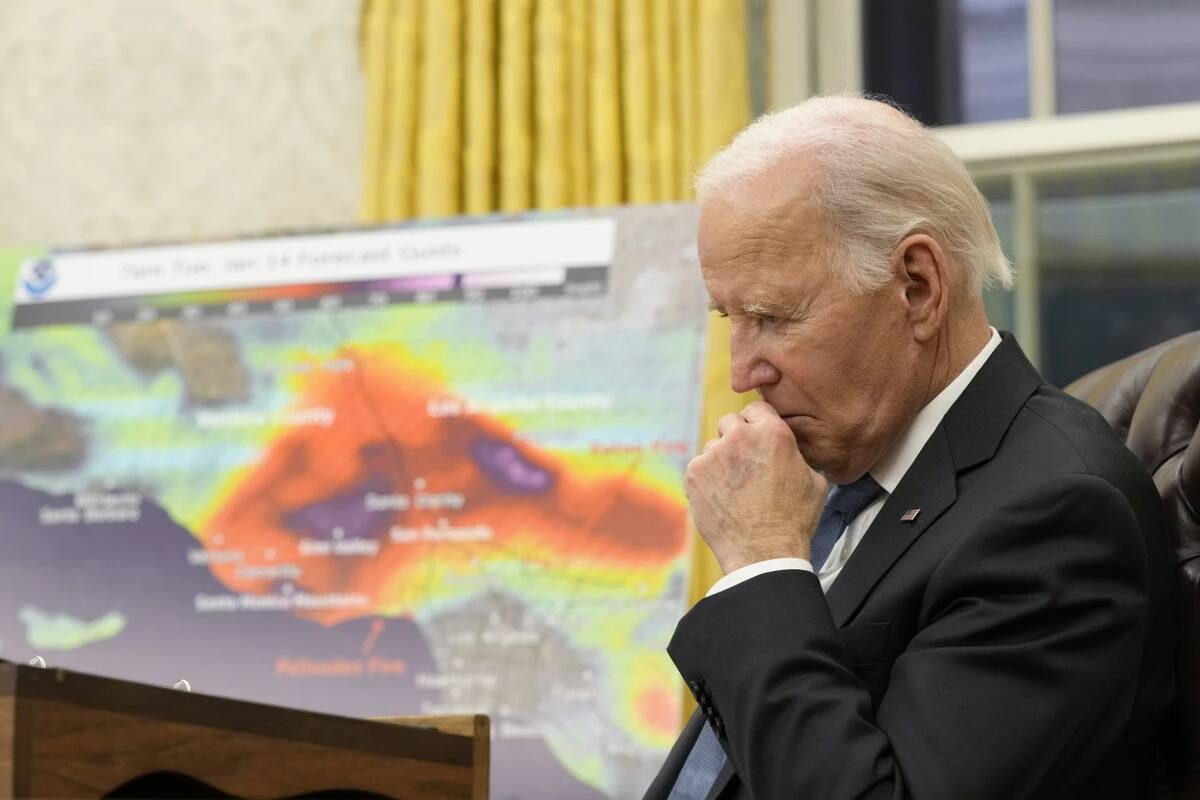 El presidente Joe Biden durante una reunión donde se le informa sobre los vientos que esparcirían el fuego por más áreas de Los Ángeles. | Crédito: AP/Susan Walsh