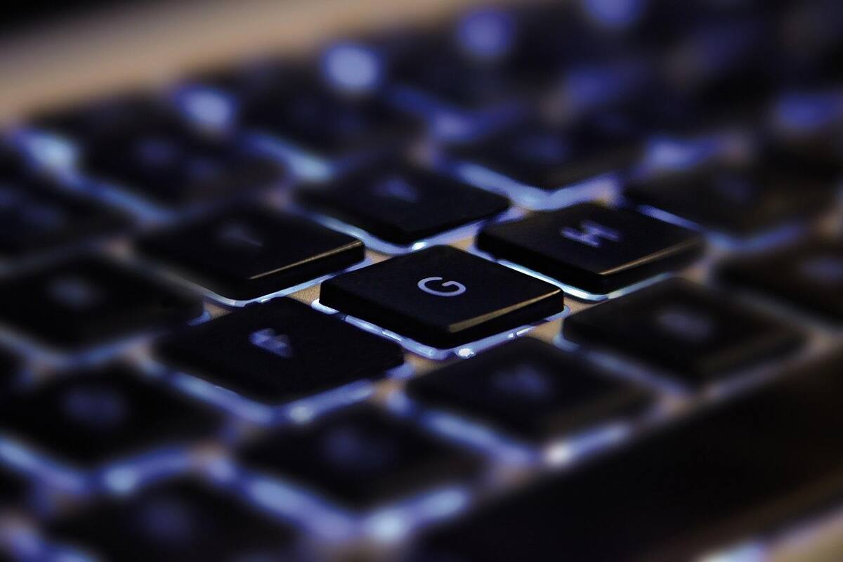 Programador adapta su teclado y un 'trackball' antiguos, usados para lanzar misiles nucleares