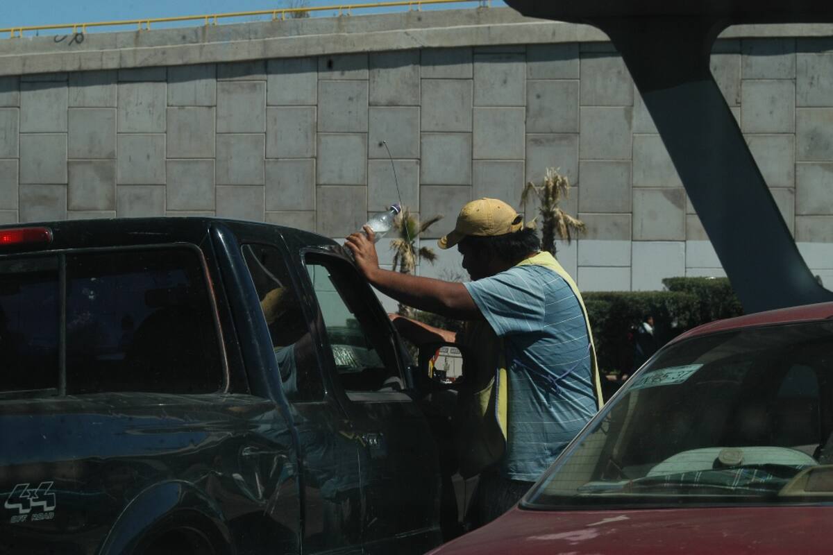 Golpean gravemente a 'limpiavidrios' en Nogales