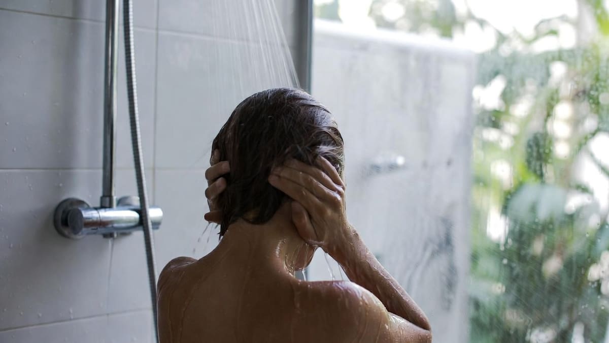 Duchas frías: qué le pasa a tu cuerpo con solo 30 segundos de agua fría | Foto: Grok
