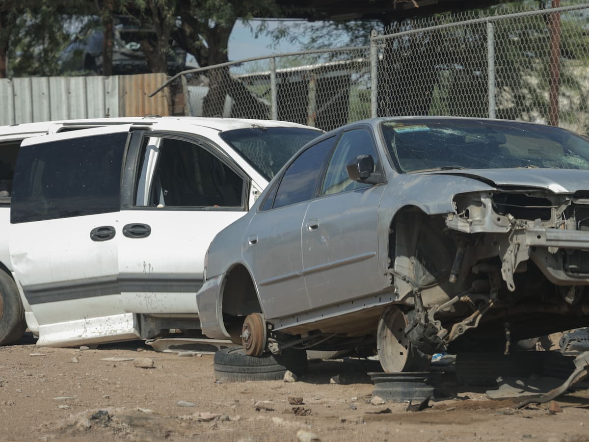 En la zona poniente de Mexicali también resulta común el abandono de vehículos en la calle, desmantelados o vandalizados. (Fotos: Javier Gallegos)