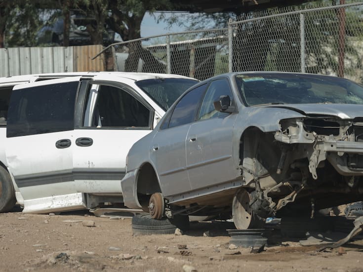 Abandonan más de 4 mil vehículos en las calles