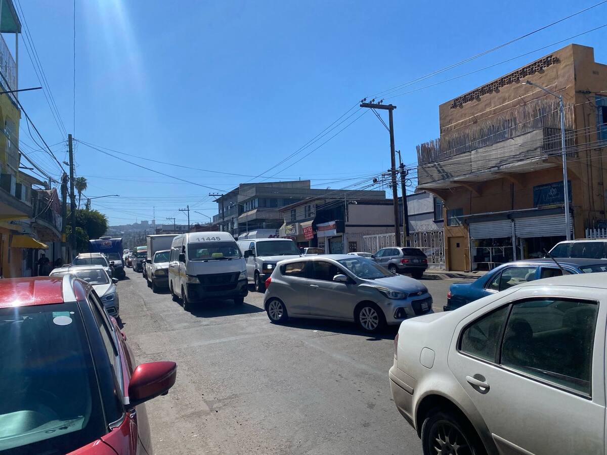 Para los choferes de transporte público también ha resultado complicado el cierre de calles.