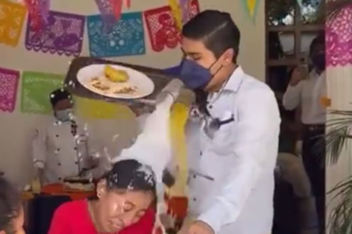 VIDEO: Mesero derrama toda la orden de comida sobre cliente