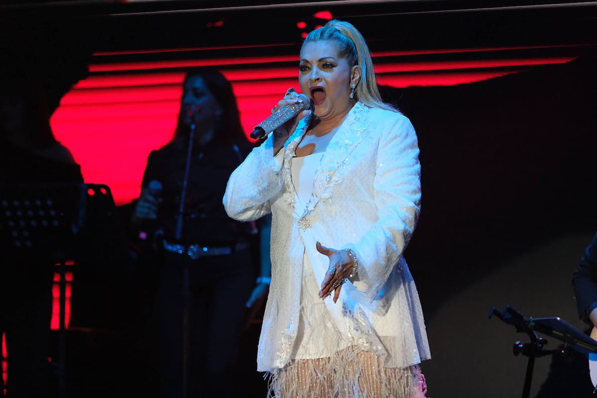 La primera en salir fue Rocío Banquells, quien resaltó por su vestuario blanco y adornos brillos.