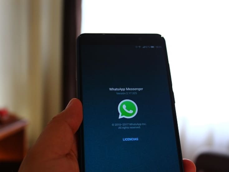 WhatsApp prueba límite mensual de mensajes a contactos desconocidos y lanza resúmenes de chats con inteligencia artificial para mejorar privacidad y control del usuario