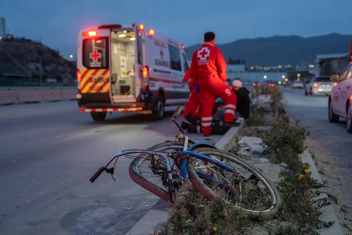 Un ciclista de aproximadamente 65 años y un motociclista de 31 resultaron lesionados tras un accidente de tránsito ocurrido en la Vía Rápida Alamar. Foto: Border Zoom