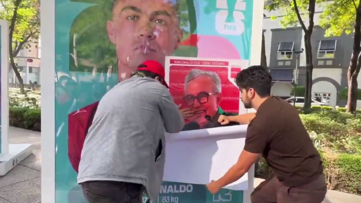 Colectivo Defensorxs creará álbum estilo Panini de presuntos “narcopolíticos” y exhibe estampas en Paseo de la Reforma rumbo al Mundial 2026
