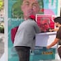 Colectivo Defensorxs creará álbum estilo Panini de presuntos “narcopolíticos” y exhibe estampas en Paseo de la Reforma rumbo al Mundial 2026