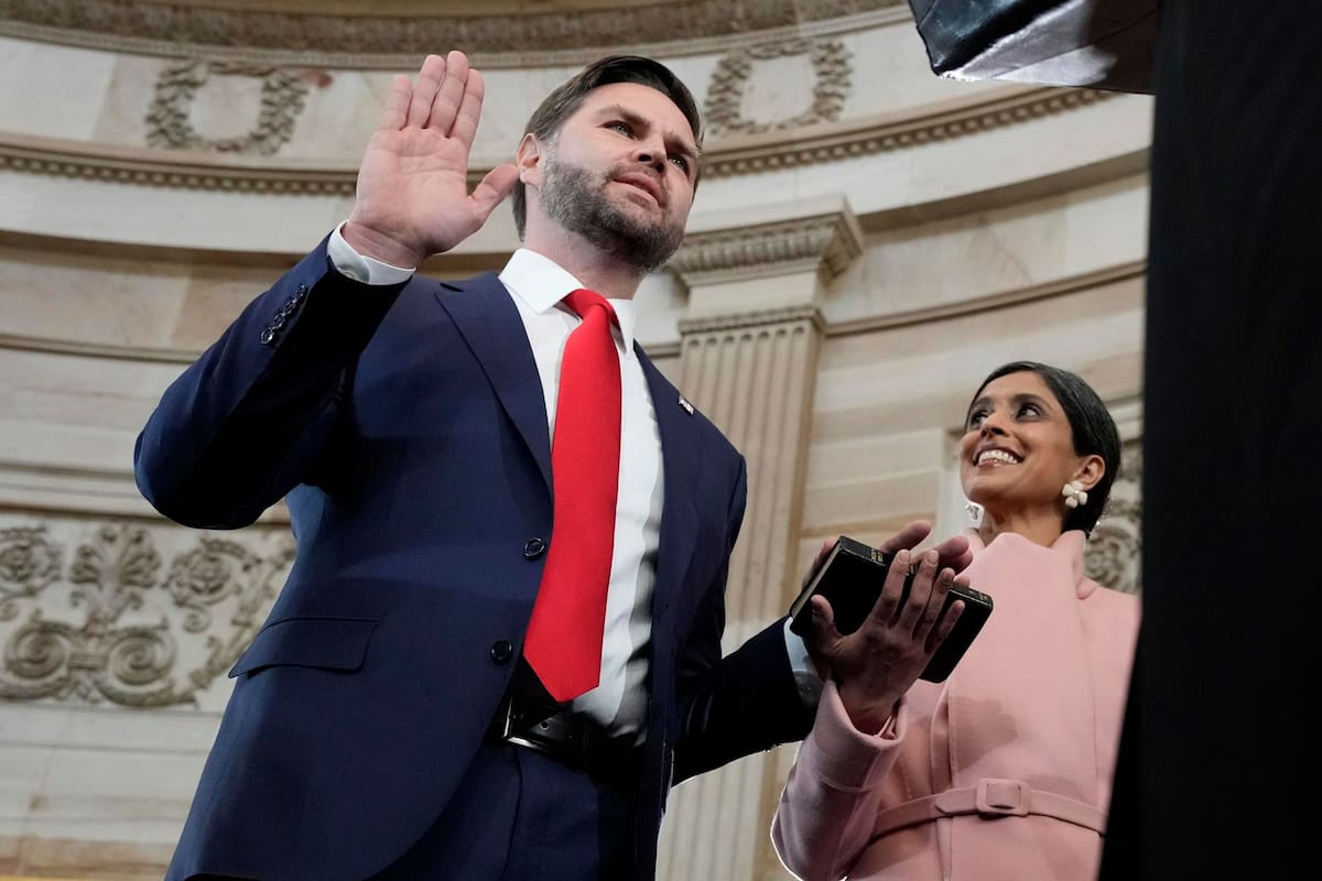 JD Vance se juramenta como vicepresidente de Estados Unidos. Usha Vance, su esposa, a la derecha. | Crédito: EFE