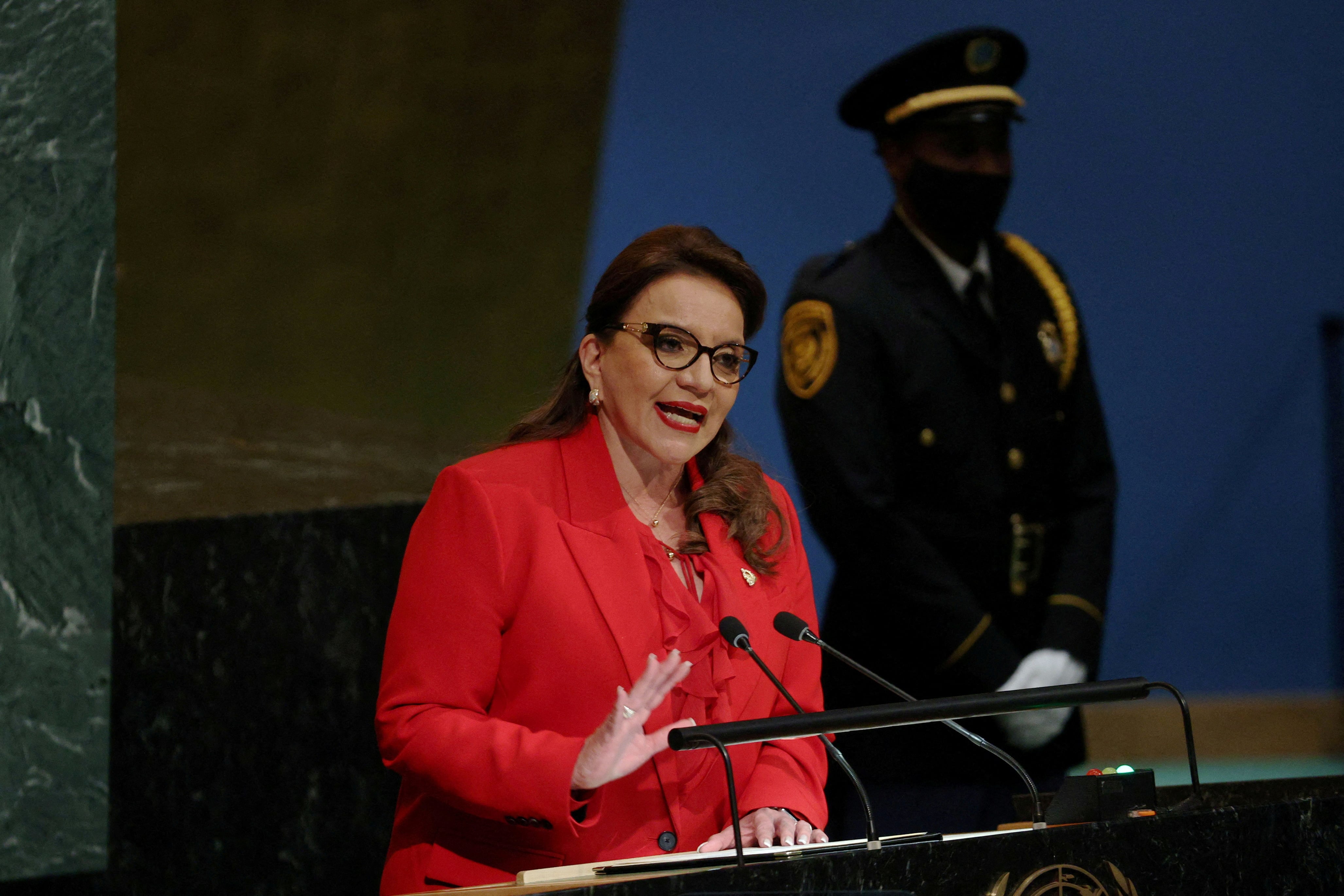 FOTO DE ARCHIVO: La presidenta de Honduras, Iris Xiomara Castro Sarmiento, se dirige al 77° período de sesiones de la Asamblea General de las Naciones Unidas en la sede de la ONU en Nueva York, EE. UU., el 20 de septiembre de 2022. REUTERS/Amr Alfiky/Foto de archivo