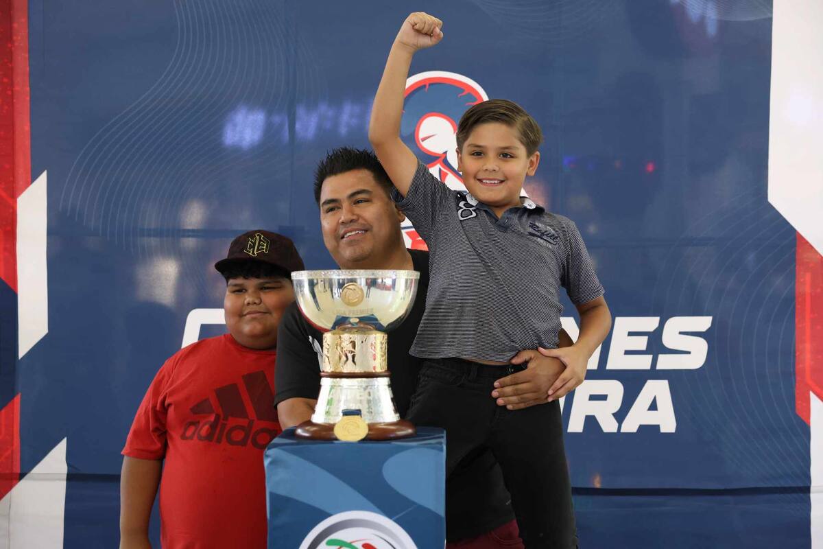 Posan Hermosillenses con trofeo de Liga Premier