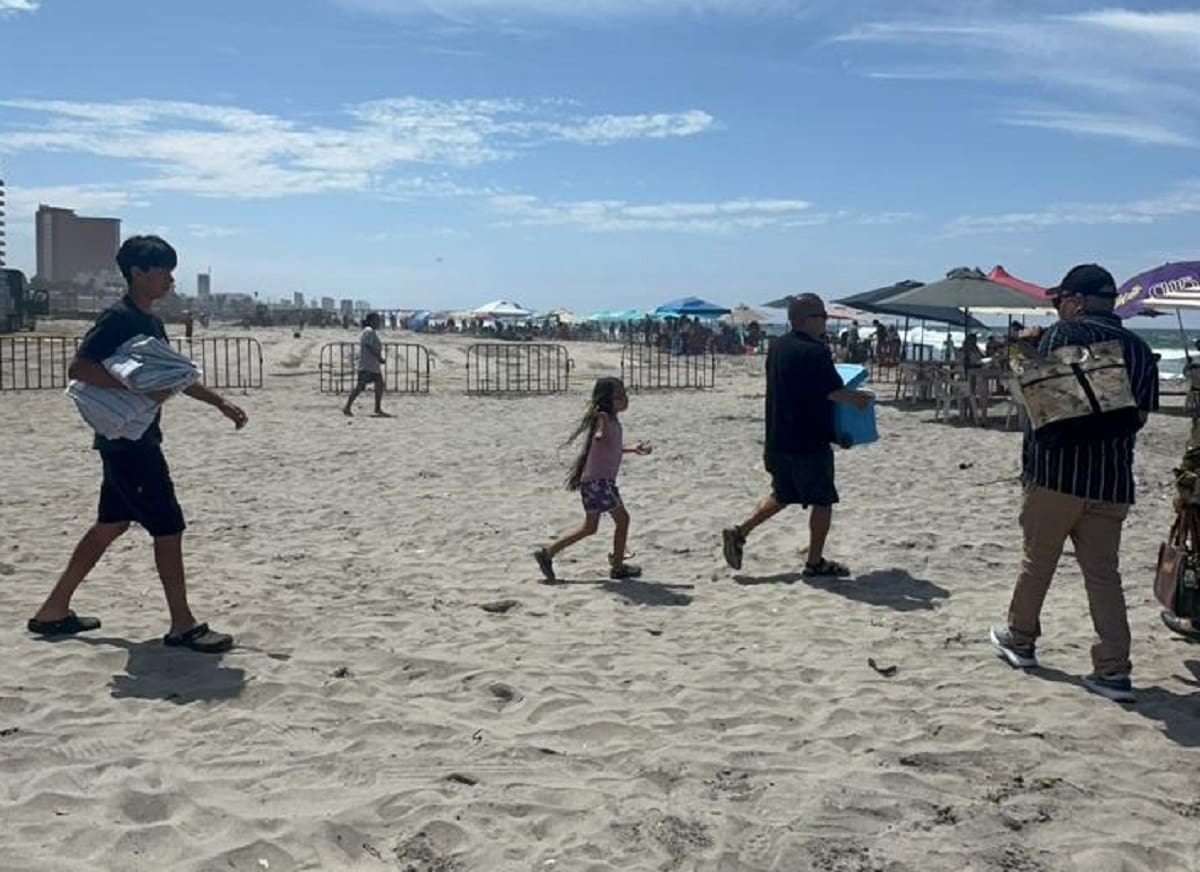 Parte del estacionamiento de la playa concesionada al DIF Municipal continúa cerrado una semana después de la conclusión del Baja Beach Fest. Foto: Carmen Gutiérrez.