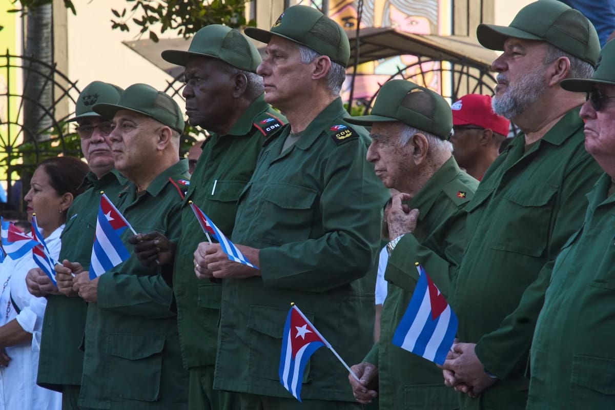 El presidente cubano Miguel Díaz-Canel, en el centro, asiste a una celebración conmemorativa del 65 aniversario de la proclamación que declara socialista la Revolución Cubana, en La Habana, Cuba, el jueves 16 de abril de 2026. | Crédito: AP/Ramon Espinosa