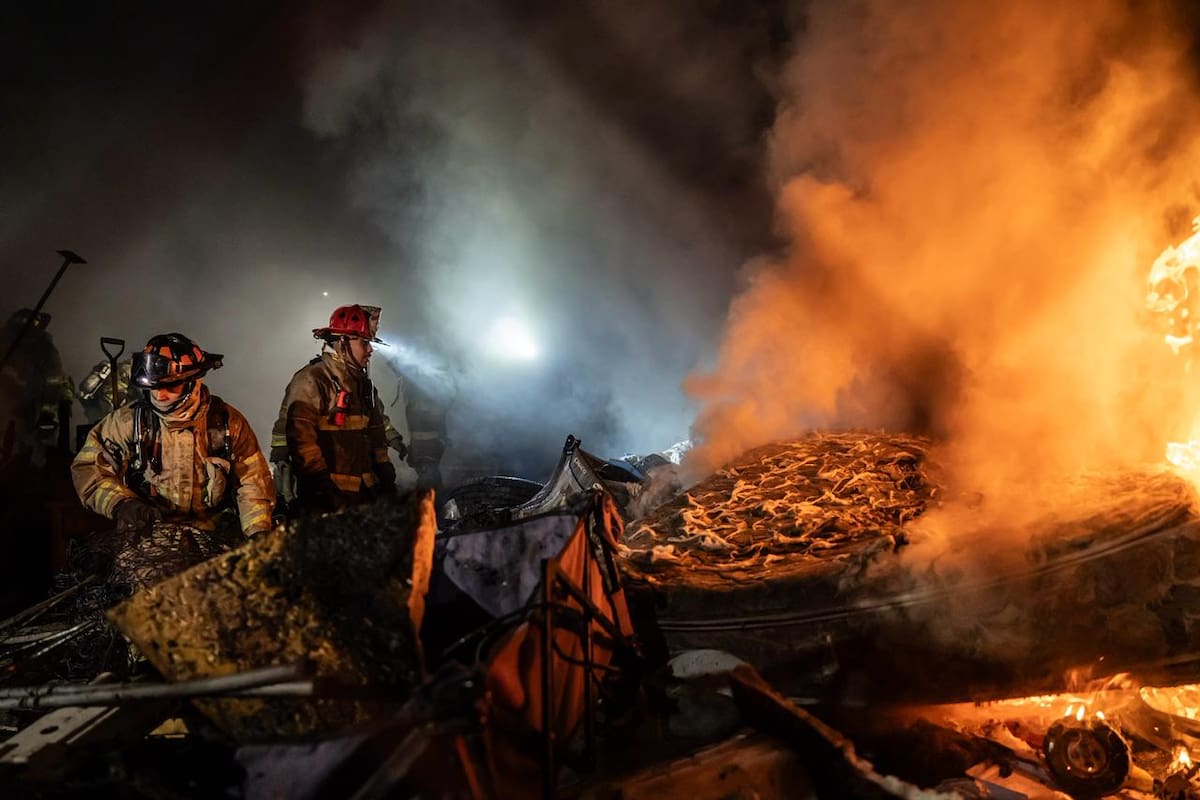 Incendio en predio abandona viviendas evacuadas