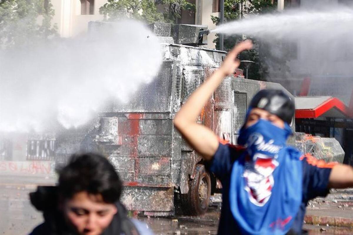 Manifestantes acuden en bicicleta a casa de Piñera a exigir su renuncia