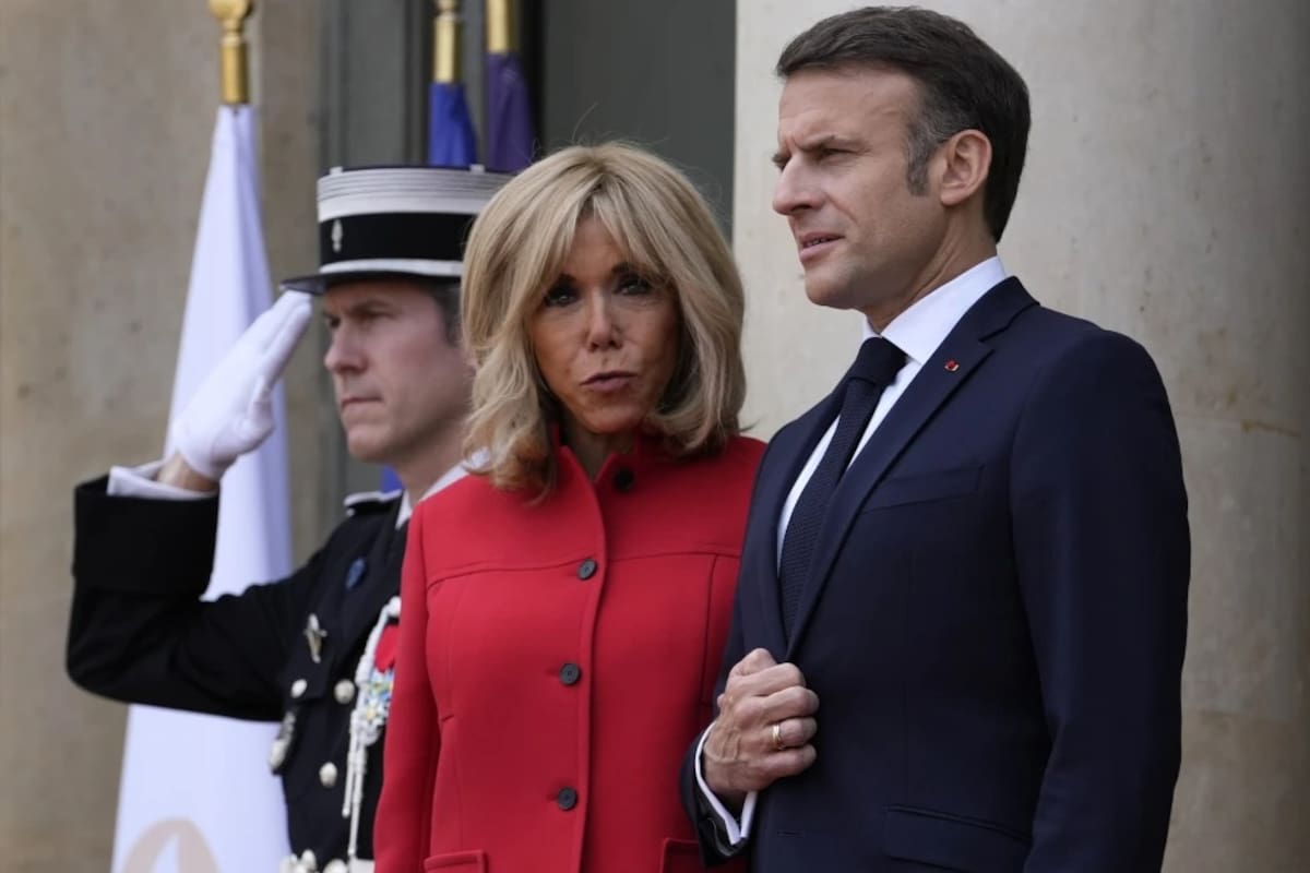 Fotografía del presidente francés, Emmanuel Macron junto a su esposa, Brigitte. | Crédito: AP