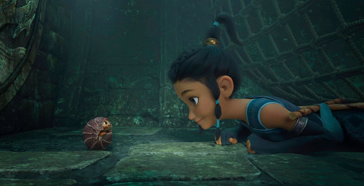 El personaje animado Raya, con la voz de Kelly Marie Tran en inglés y Danna Paola en español, derecha, y Tuk Tuk, con la voz de Alan Tudyk, en una escena de "Raya and the Last Dragon." (Disney+ via AP)
