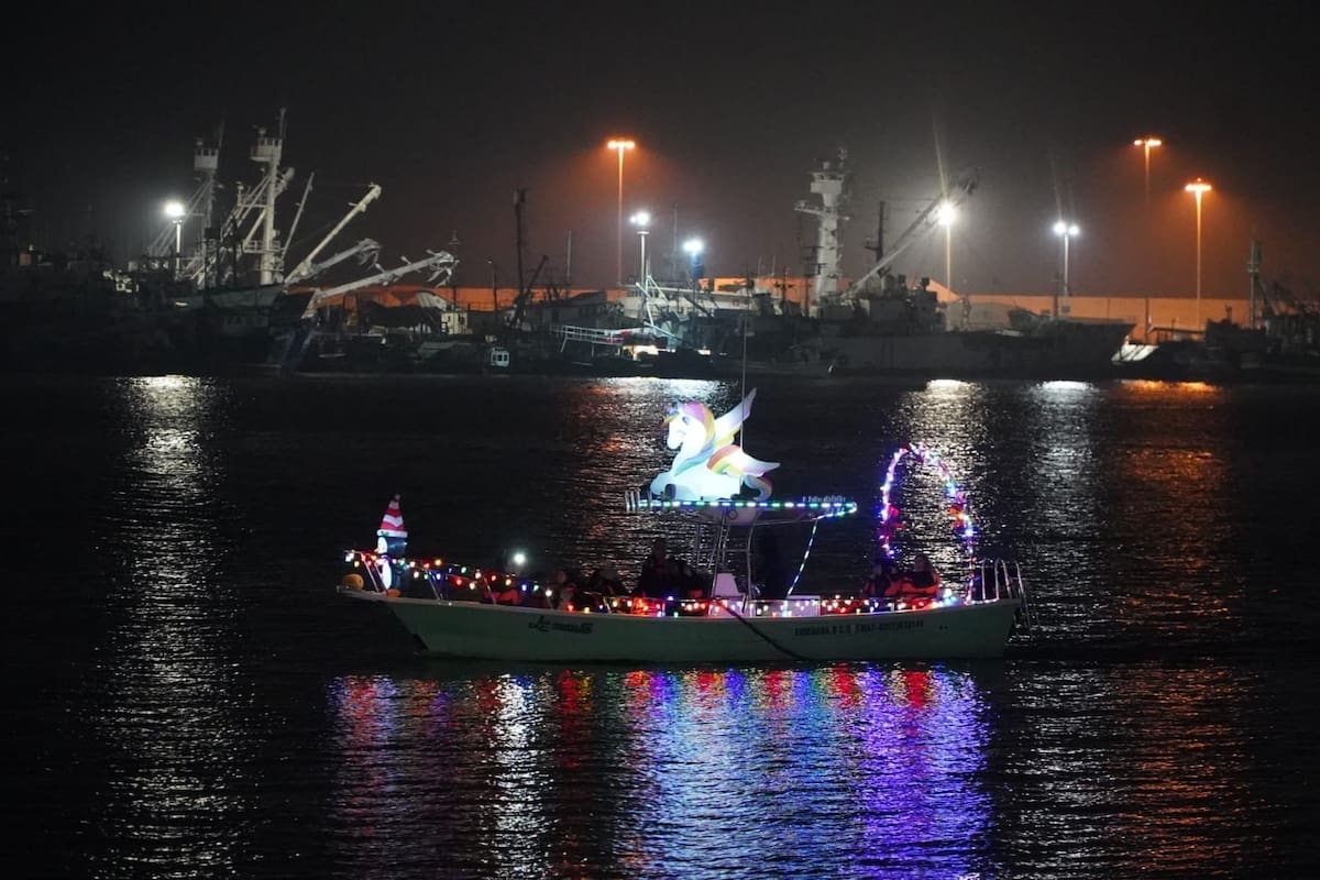 Disfrutan miles de personas desfile de luces de embarcaciones en el puerto