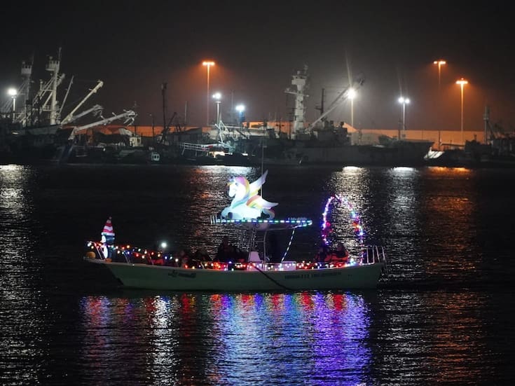 Disfrutan miles de personas desfile de luces de embarcaciones en el puerto