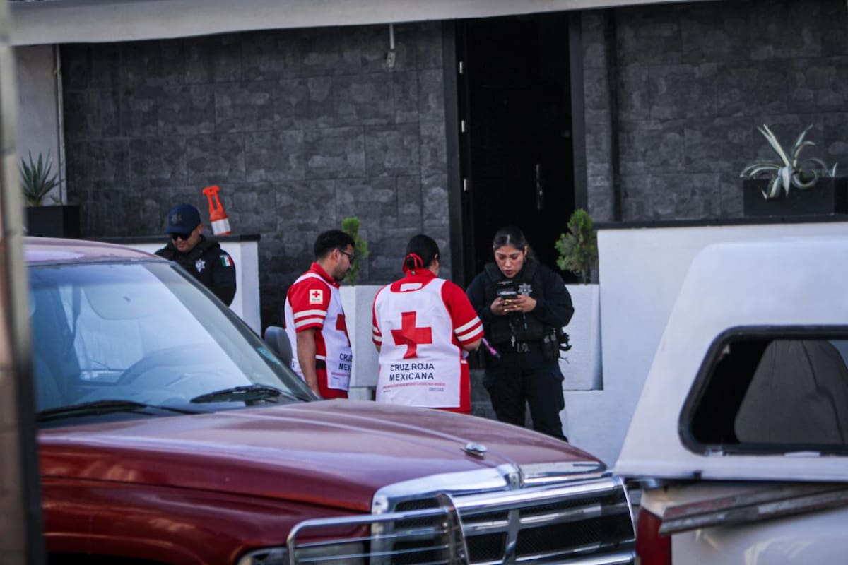 La víctima presentaba una herida de bala en la cabeza; autoridades localizaron indicios balísticos y abrieron una investigación para esclarecer el homicidio y hallar al responsable. Foto: Border Zoom.