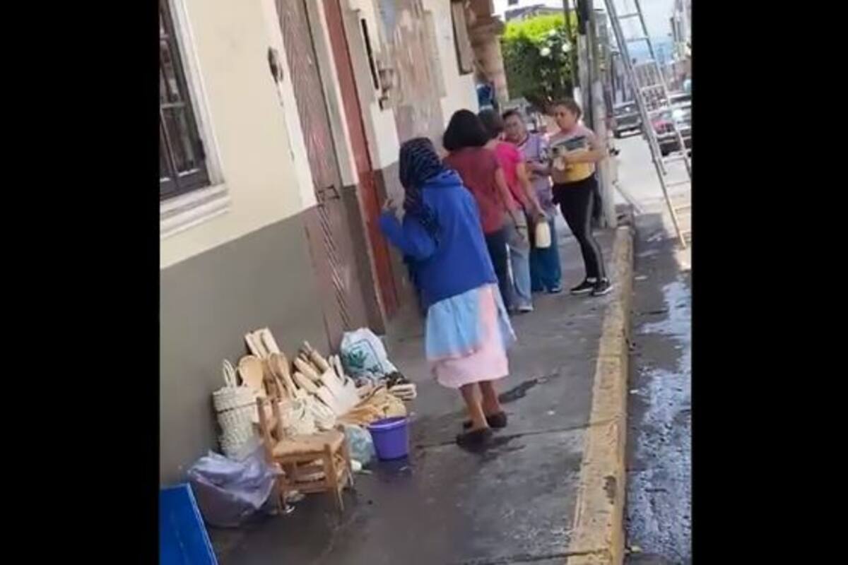 VIDEO | Señora es acusada de mojar a mujer mayor que vendía artesanía fuera de su casa