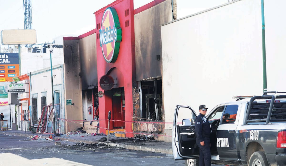 Se mantiene la vigilancia por fuera de la tienda Waldo’s, localizada por las calles Doctor Noriega, entre Juárez y Matamoros, en el Centro de Hermosillo. FOTO: JULIÁN ORTEGA