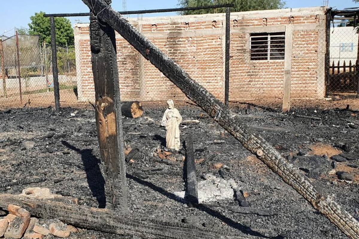 Navojoa: A Jesús se le quema su casa y entre las brasas sólo queda una imagen de San Judas Tadeo