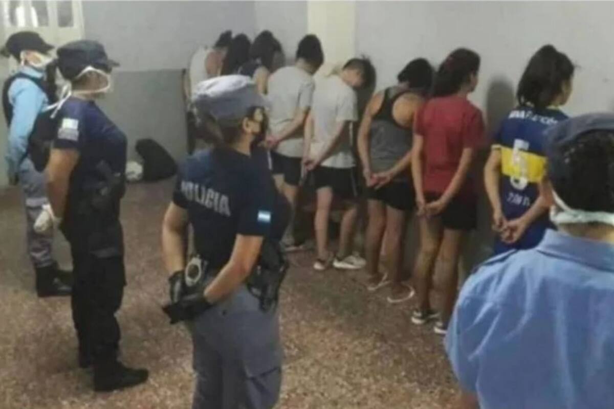 Arrestan a mujeres por salir a jugar futbol y violar cuarentena