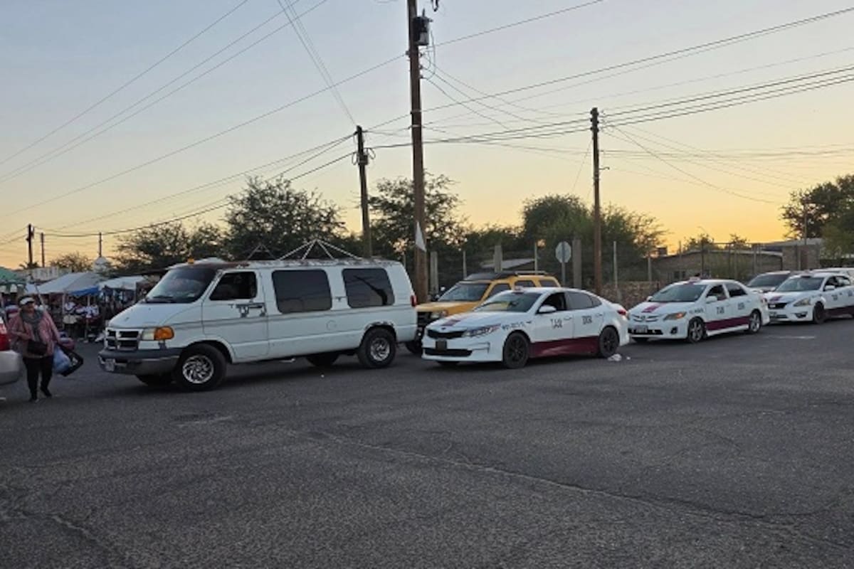 Taxistas invaden vialidad en el tianguis de La Tortuga