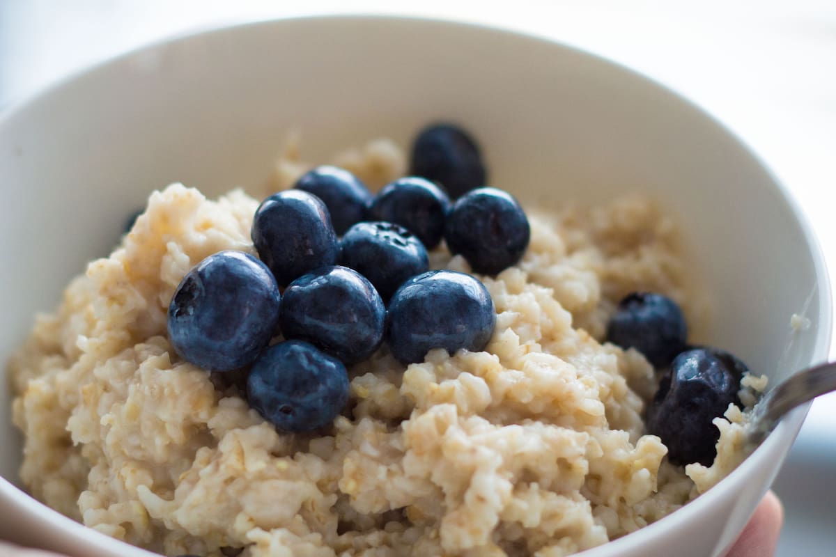 ¿Qué es más saludable: preparar la avena con leche o con agua?