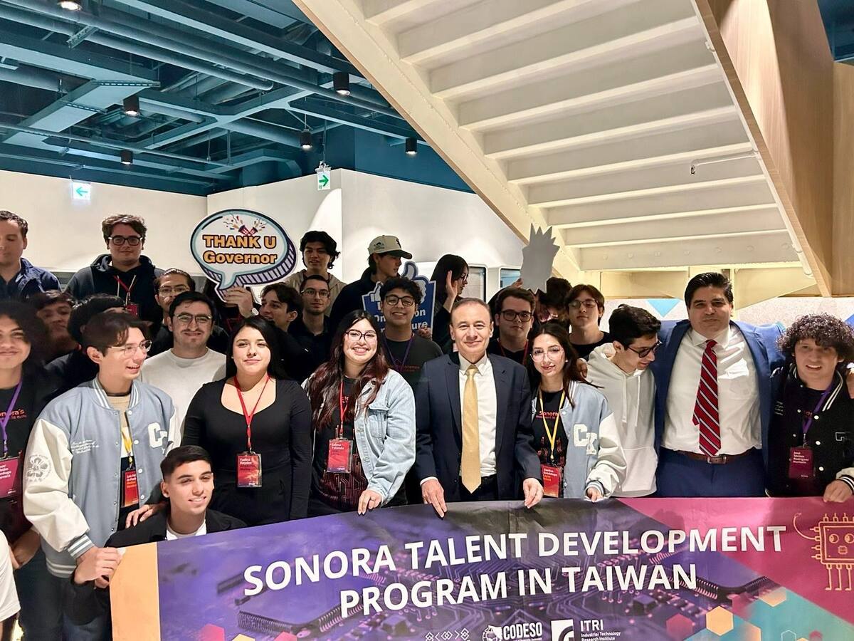 El gobernador Alfonso Durazo celebró y reconoció a los estudiantes universitarios por haber obtenido su título profesional en Taiwán. FOTO: ESPECIAL