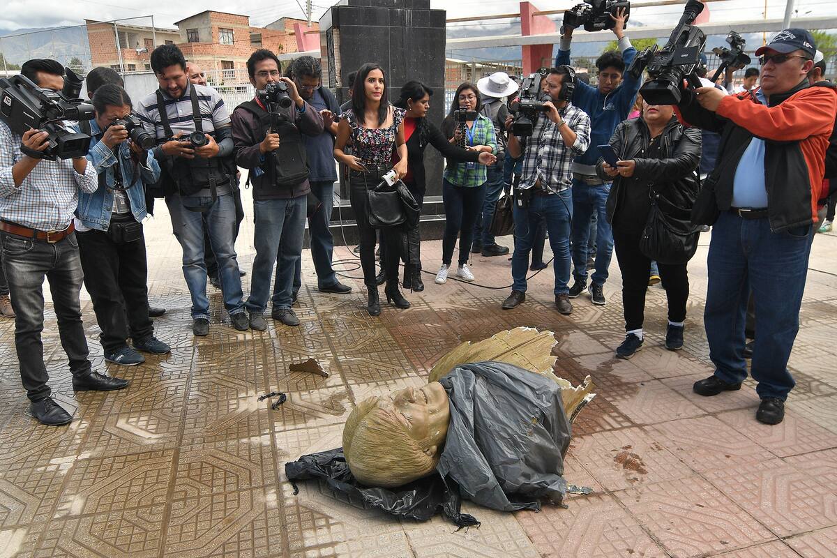 A martillazos, retiran busto de Evo Morales en coliseo de Bolivia