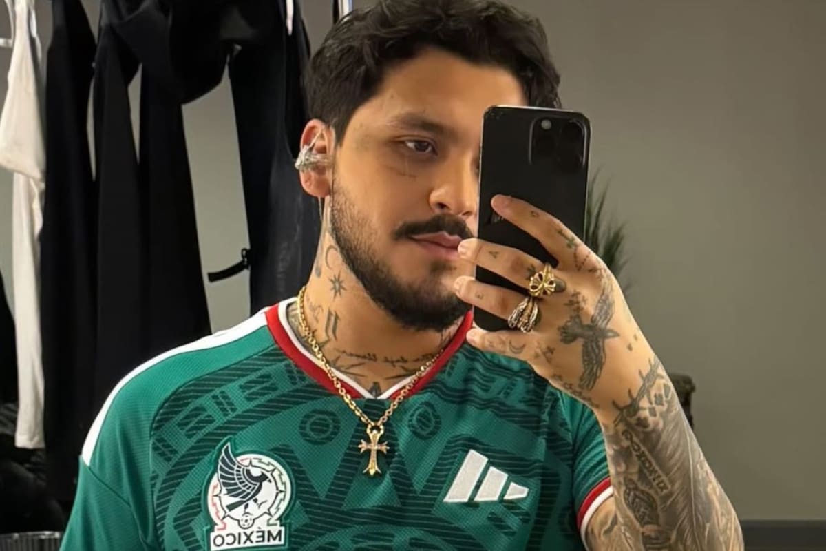 Christian Nodal se suma al ambiente mundialista al posar con la camiseta de México
