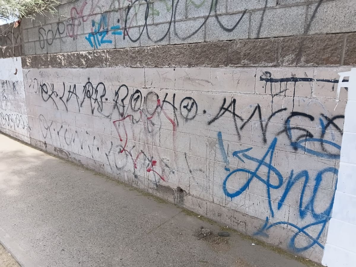 Malos y viejos recuerdos de cómo estaba la pared grafiteada hasta antes del mes de abril. (Foto: Patrizio Caro)