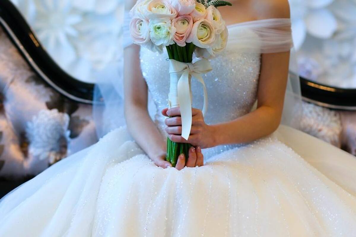 Viral: Con vestido de novia llega a comprar a un Oxxo