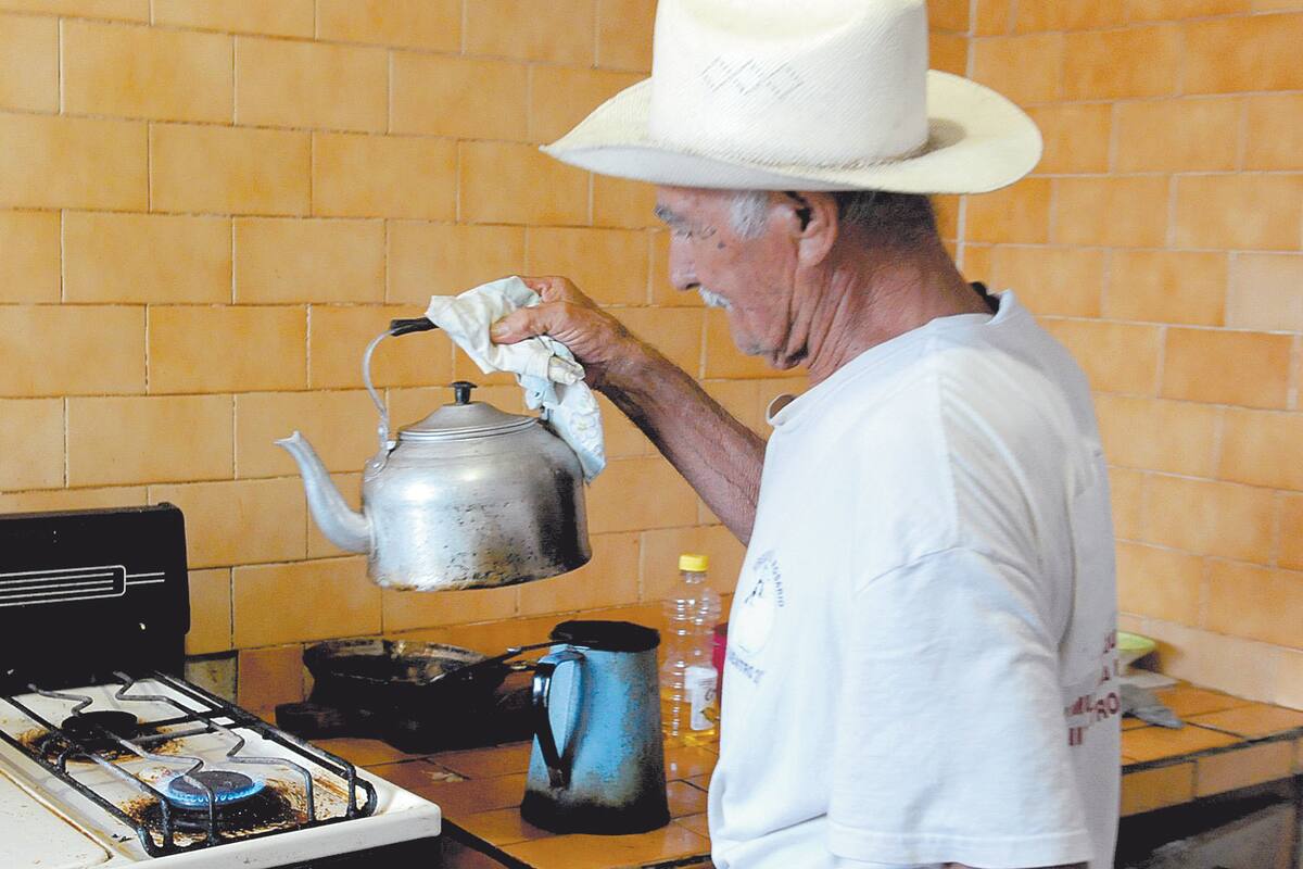 Mayos se quitan el calor con café