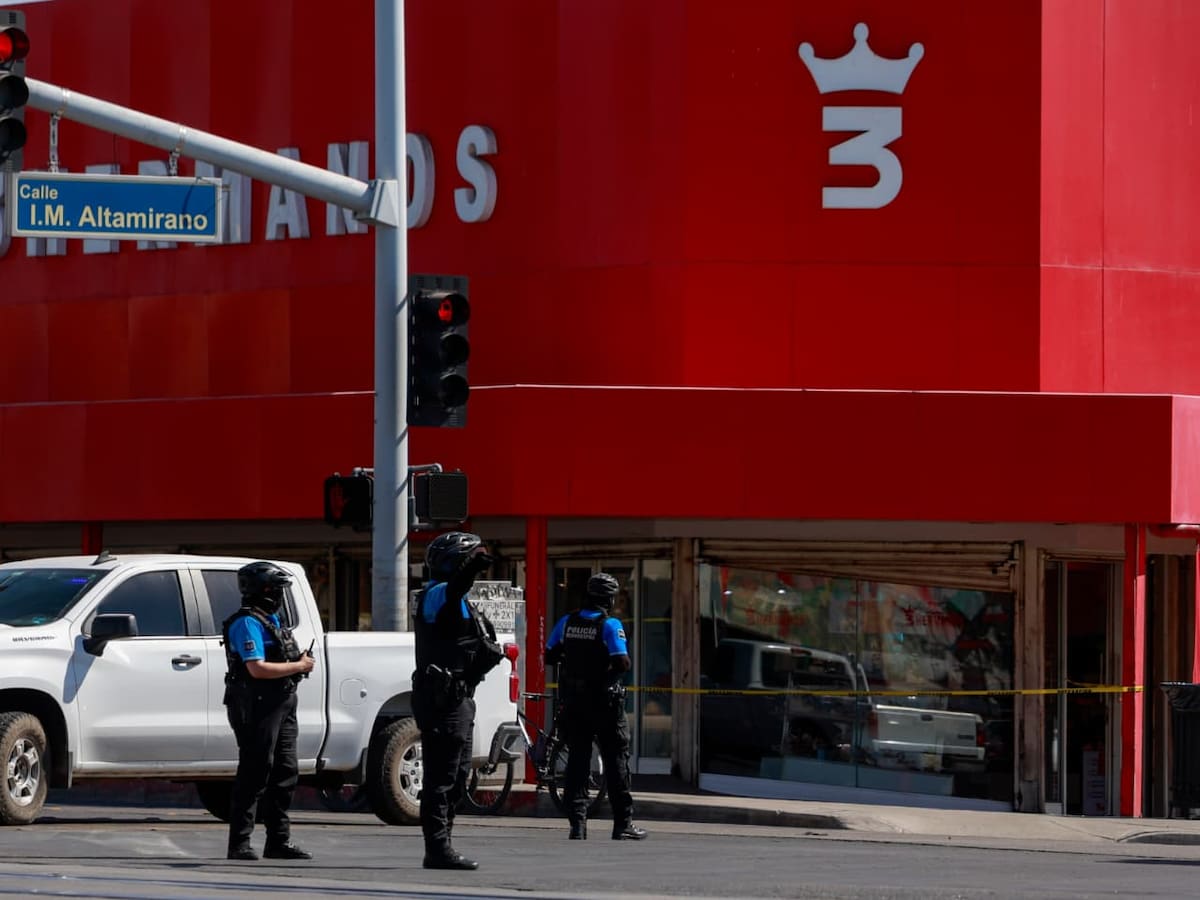 Autoridades realizaron un operativo en la zona tras los hechos y fueron cerrados ambos sentidos del bulevar Adolfo López Mateos, desde la calle Altamirano hasta la avenida Juárez, lo que generó afectaciones a la circulación. Foto: Juan Morales
