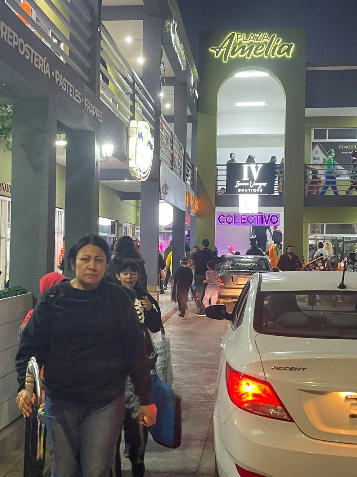 Pequeños llenaron de disfraces, risas y colorido las calles de la ciudad, desfilando acompañados de sus familias para celebrar una de las noches más esperadas del año. Foto: Alejandro Zepeda