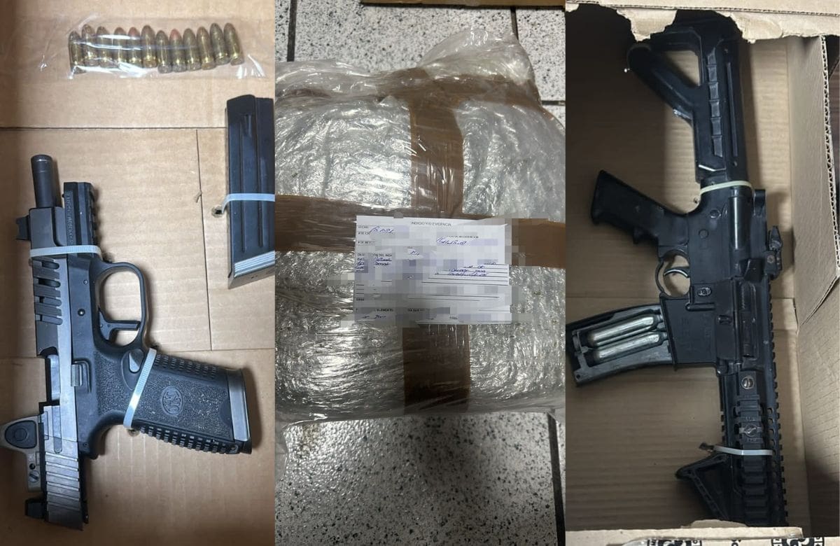 Dos detenidos posesión de un arma de uso exclusivo del ejército, un fusil de diábolos y dos paquetes de mariguana. | Crédito: Especial