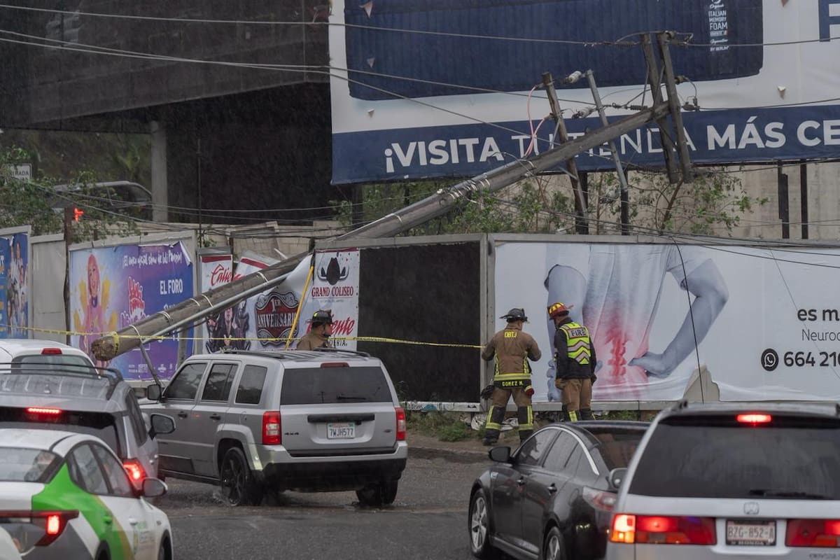 Lluvia provoca caída de postes y cables en bulevar Federico Benítez