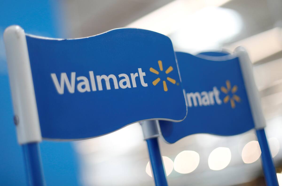 FOTO DE ARCHIVO. Letreros de Walmart se exhiben dentro de una tienda Walmart en Ciudad de México, México. 28 de marzo de 2019. REUTERS/Edgard Garrido